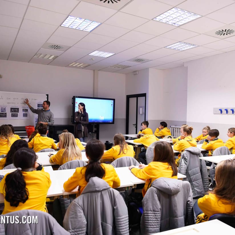 L'incontro di formazione per la Scuola Calcio femminile