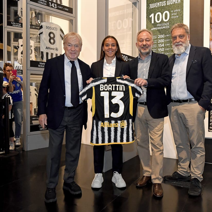 Lisa Boattin delivers her shirt to the Juventus Museum!