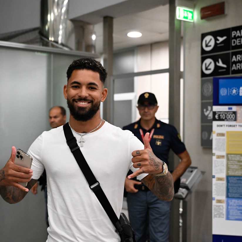 Gallery | Douglas Luiz arrives in Turin!