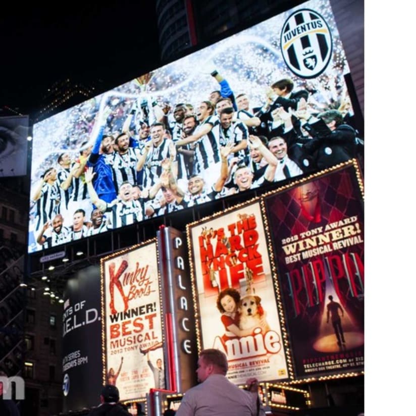 La Juventus tra i grattacieli di Times Square - Juve among the Times Square skyscrapers