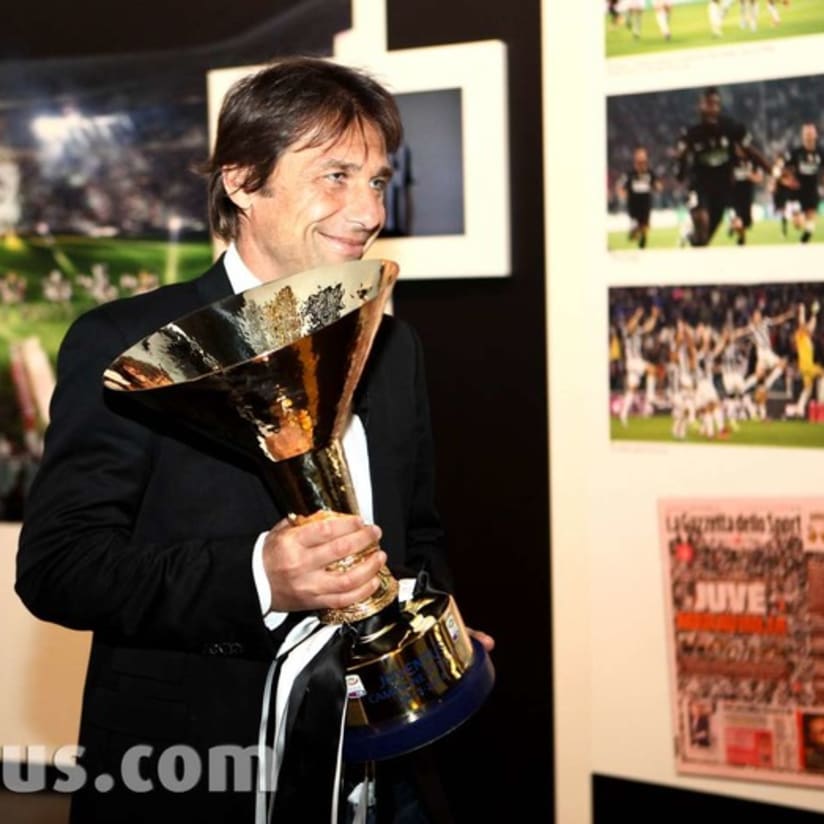 Conte porta la Coppa dello Scudetto al J-Museum - Conte delivers the Scudetto trophy to J-Museum