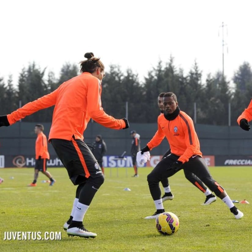 Il ct Conte assiste all'allenamento