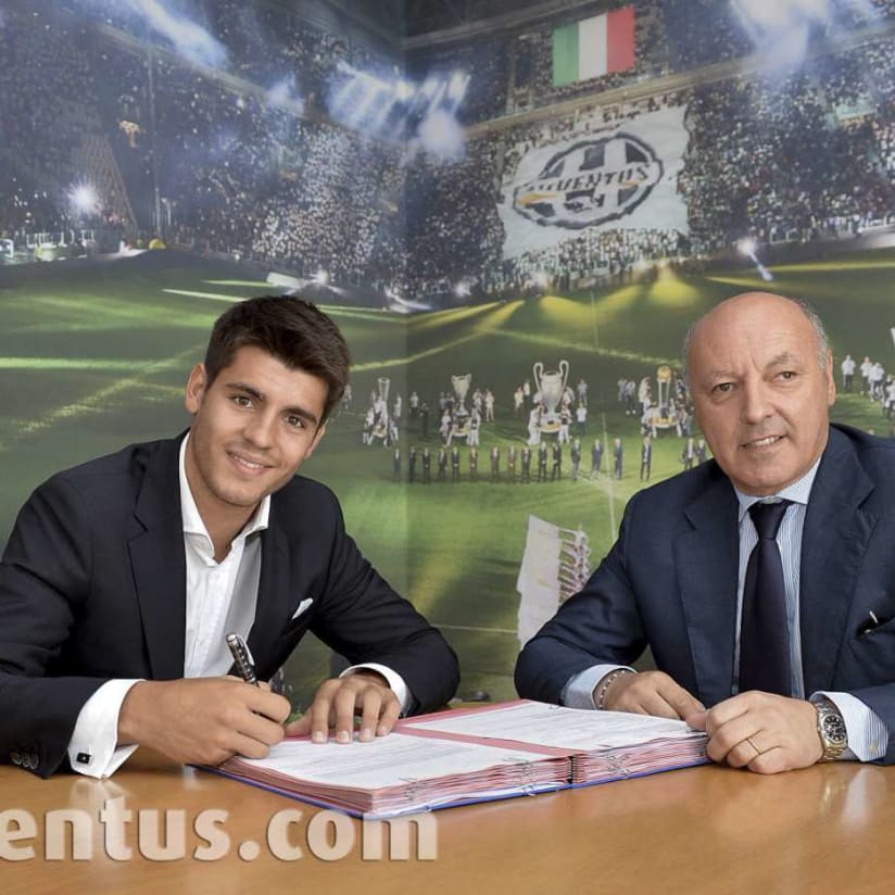 Alvaro Morata firma per la Juventus