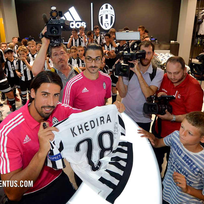 Sami stops by Juventus Megastore