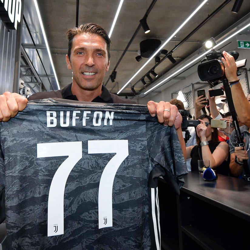 Buffon al nuovo Flagship Store di Milano