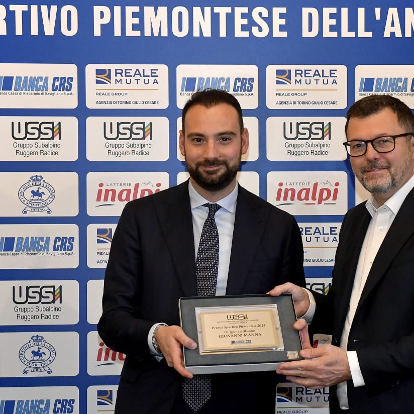 Giovanni Manna receives Manager of the Year award