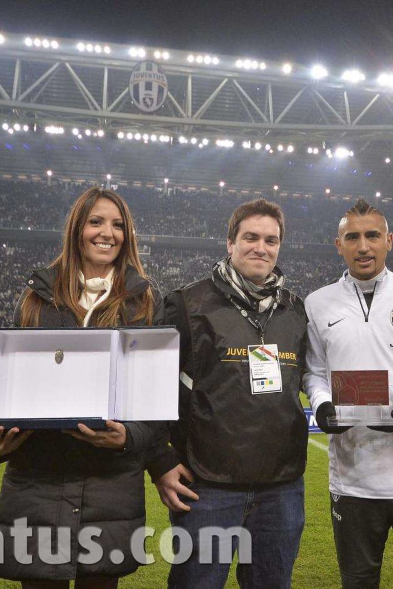 Vidal riceve la targa MVP da Andrea, Premium Member