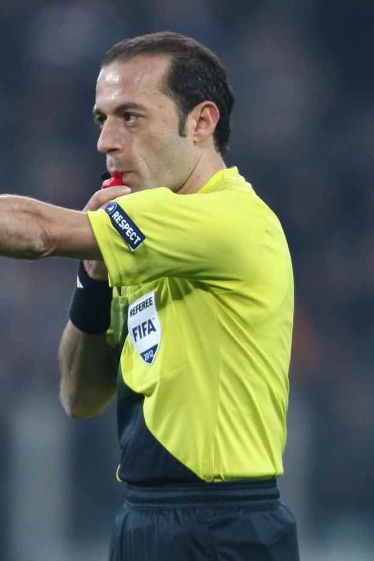 #BenficaJuve, a Lisbona arbitra Cüneyt Çakır.