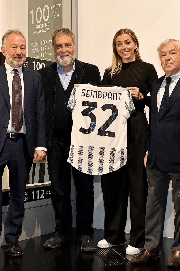 Sembrant hands her 100th appearance shirt to the Juventus Museum