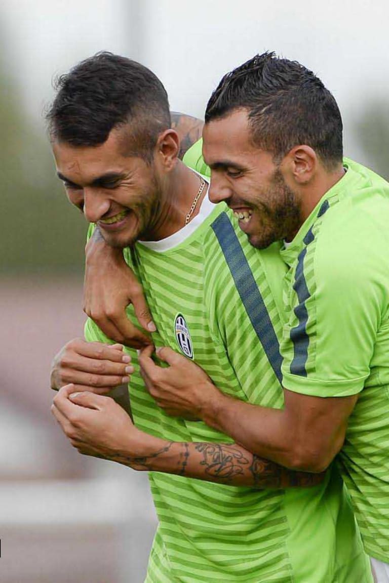 Tevez e Pereyra in campo contro la Croazia