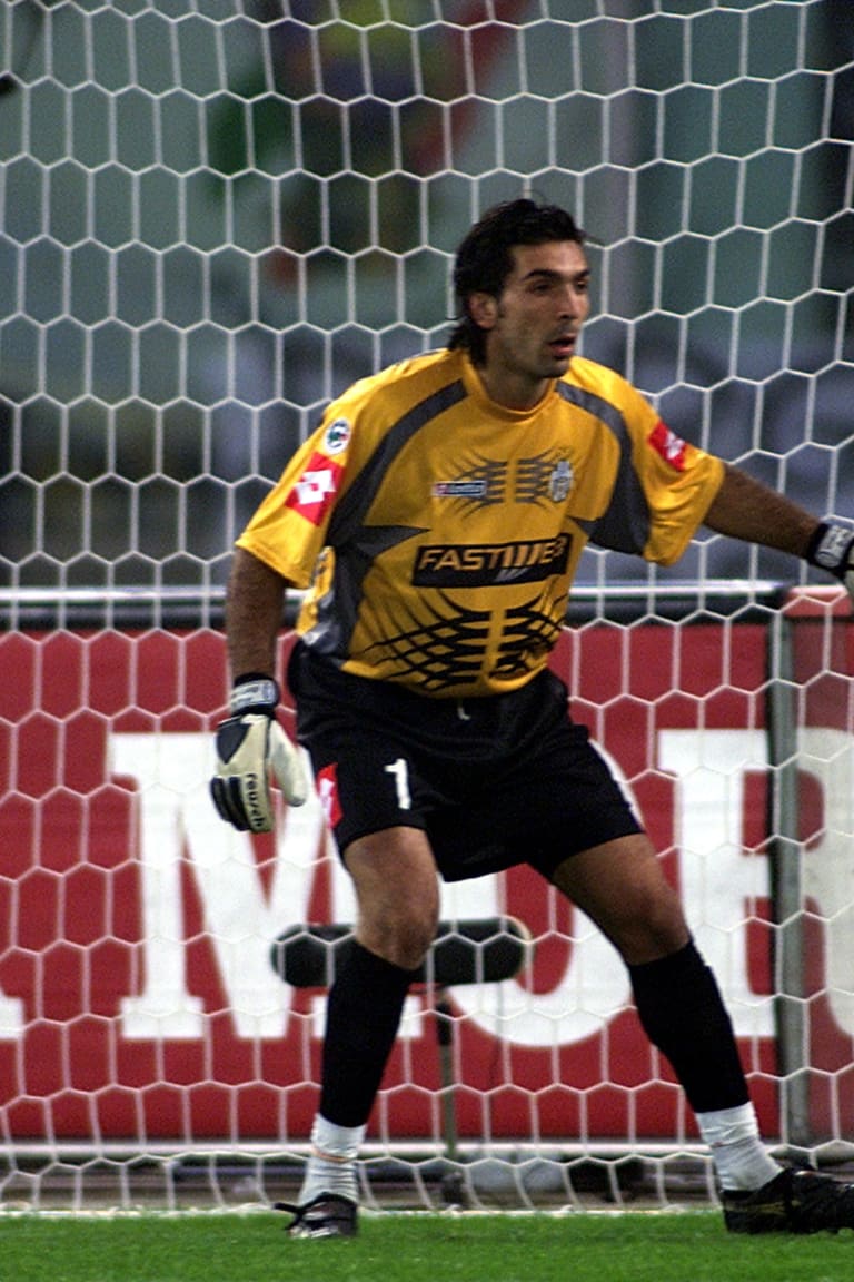 Kisah Hitam & Putih Edisi Piala Dunia | Buffon di tahun 2002