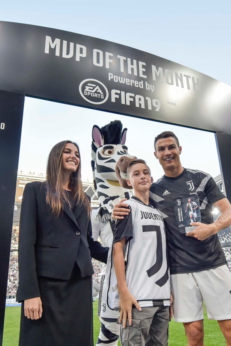 Ronaldo menerima penghargaan MVP of the Month sebelum Juve-Genoa