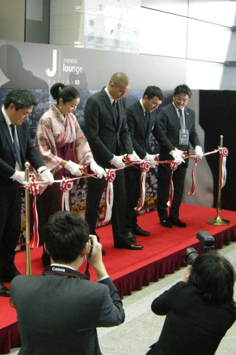 Trezeguet inaugurates J-Lounge in Fukuoka