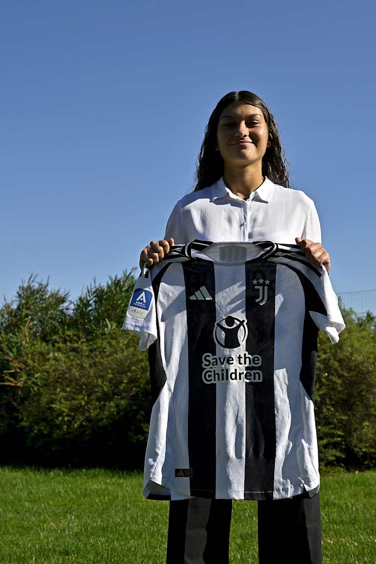 Arianna Gallina signs her first professional contract!