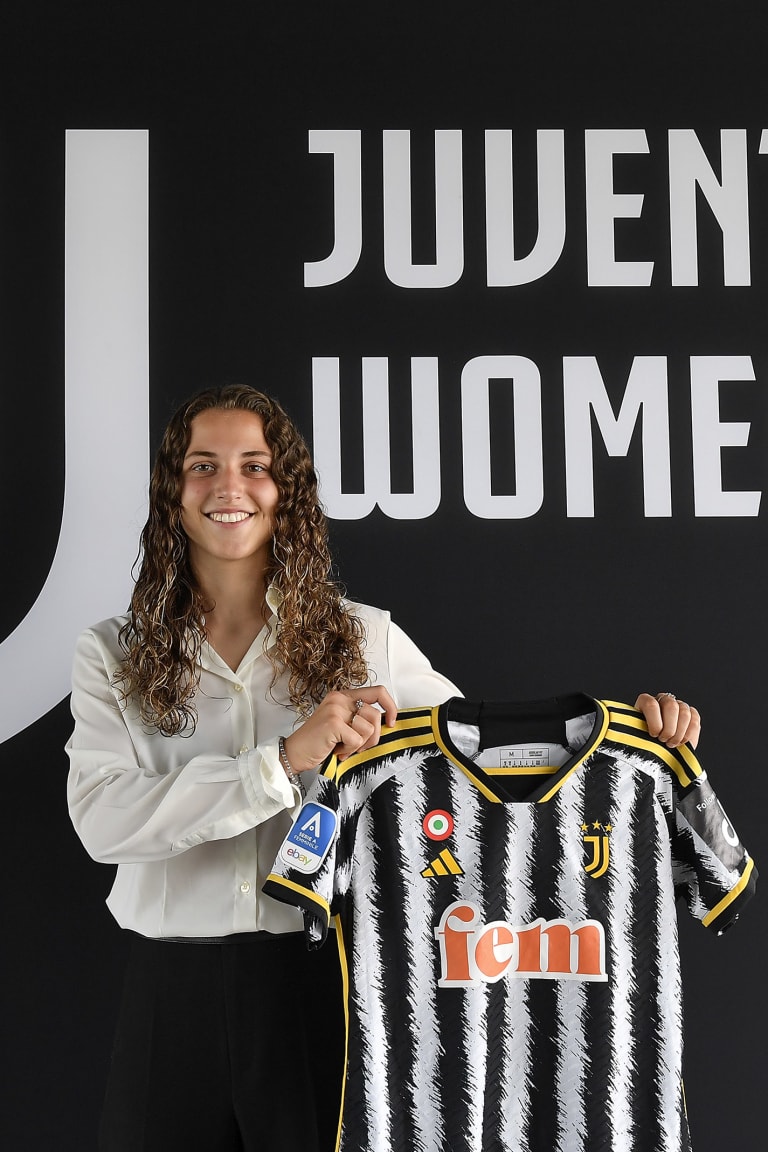 Maddalena Nava pens first professional contract!