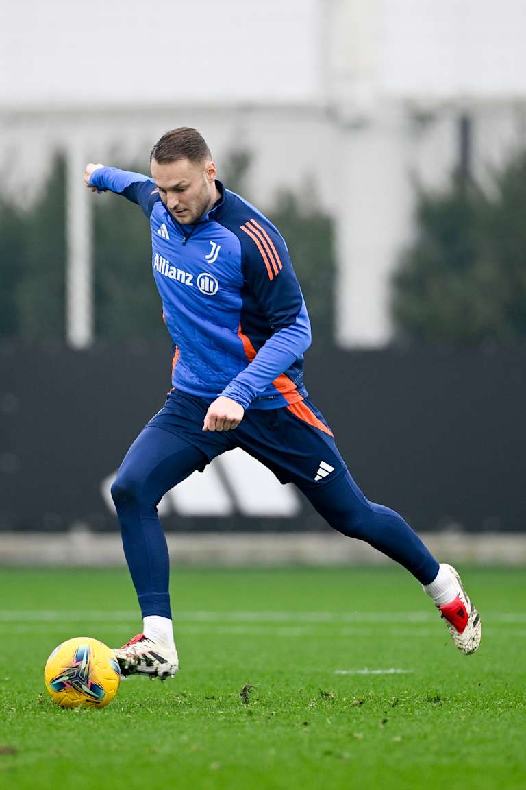 Training Center | In campo con vista Derby d'Italia