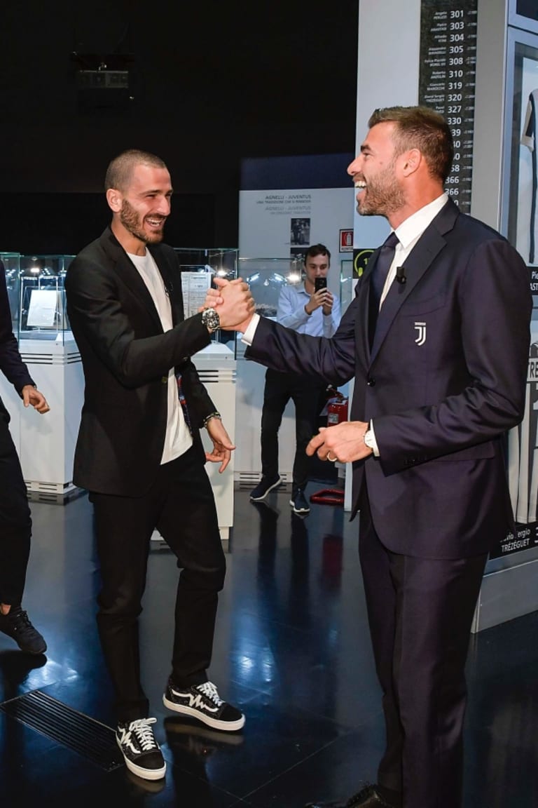 Barzagli, consegna della maglia al Museum... con sorpresa!