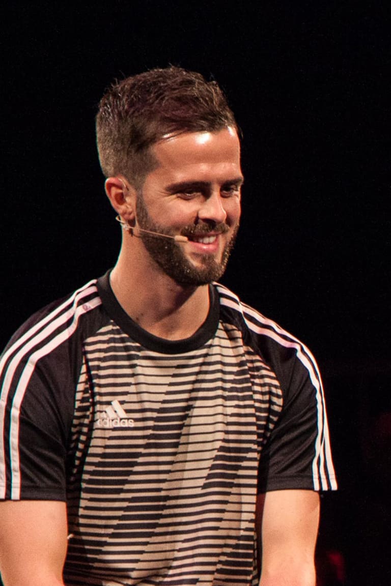 Miralem Pjanic berbicara dalam acara adidas di Milan