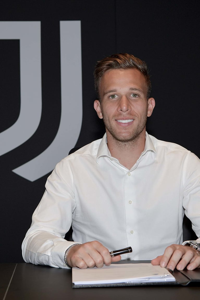 RESMI | ARTHUR & PJANIC, KESEPAKATAN DENGAN FC BARCELONA