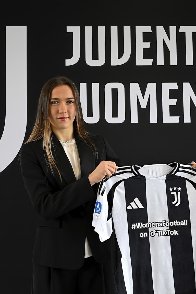 First professional contract for Eleonora Ferraresi