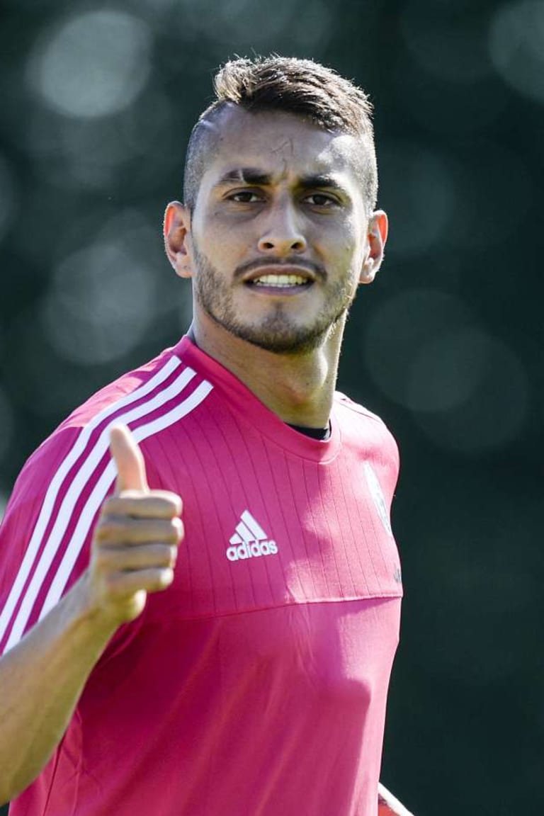 Pereyra and Isla start training