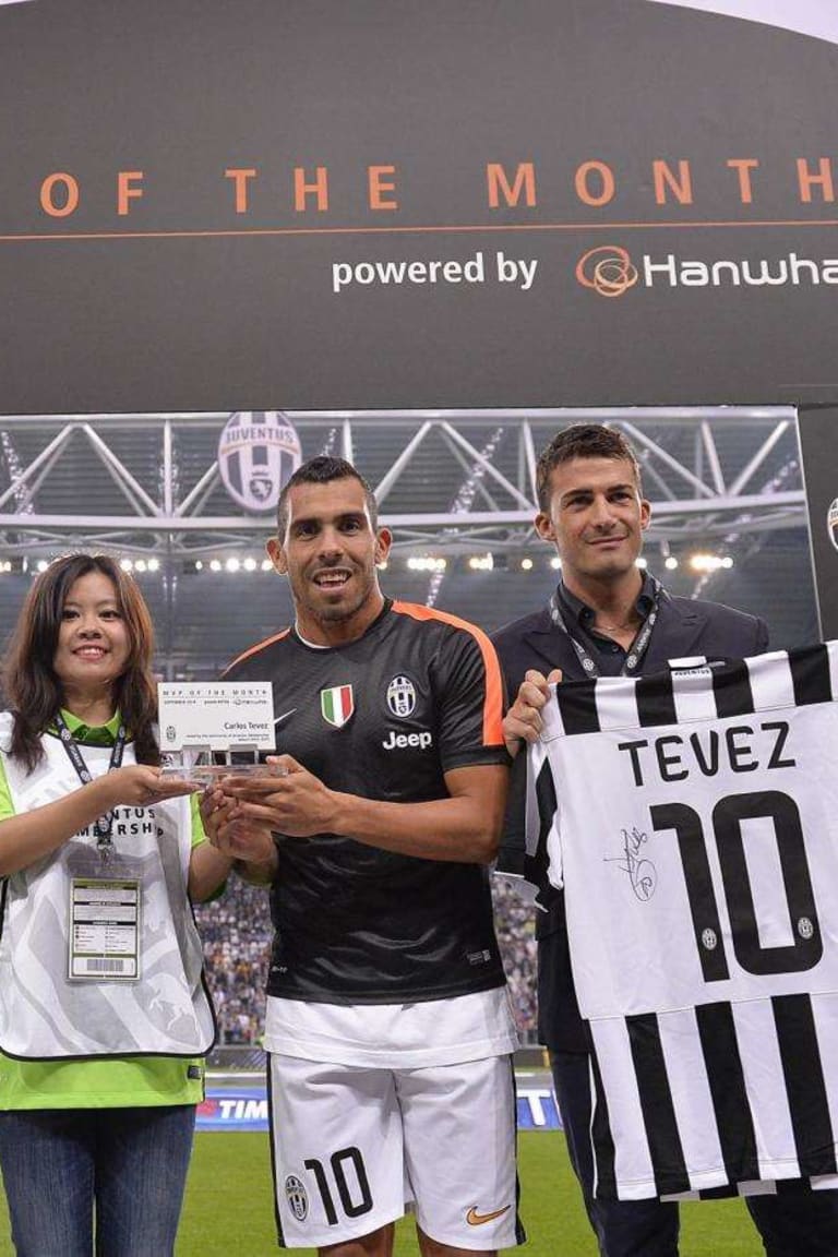 Di Zhou hands Tevez MVP plaque