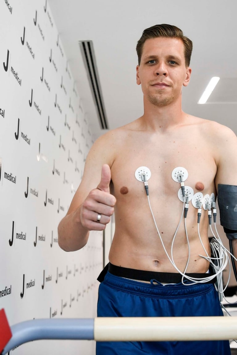 Szczesny completes Juve medical