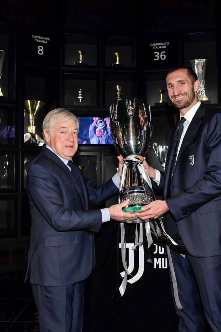 Chiellini brings the Super Cup to Juventus Museum