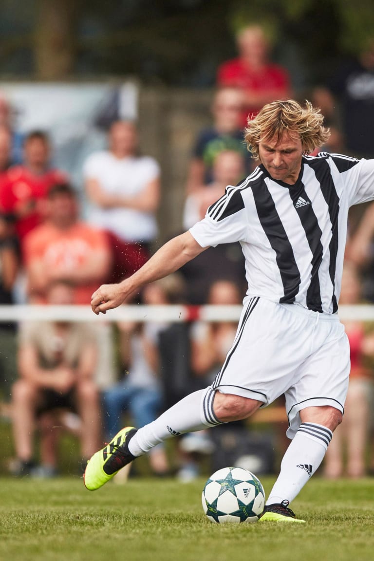 Pavel Nedved returns to the pitch in Czech Republic with his son! 