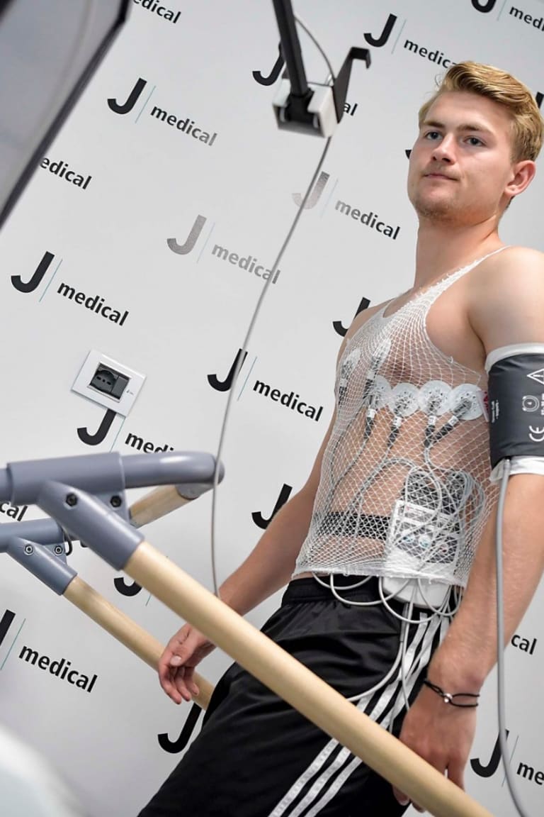 Behind-the-scenes of Mattijs de Ligt's Juventus welcome