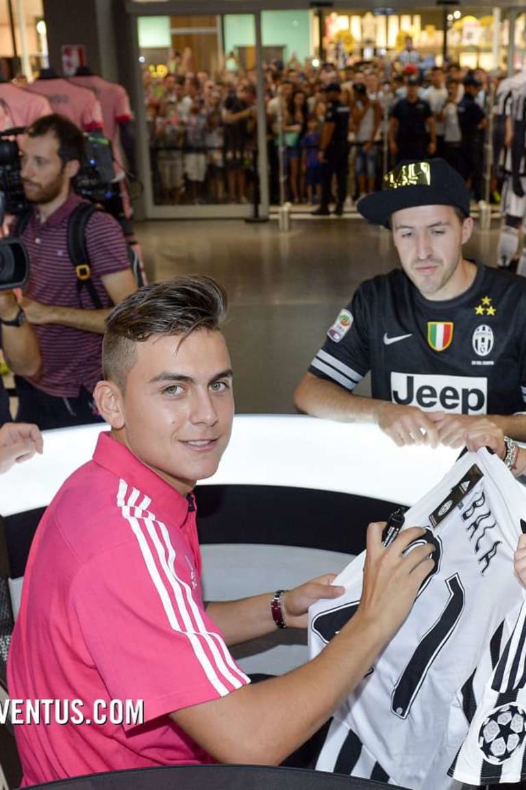 Paulo meets fans at Juventus Megastore