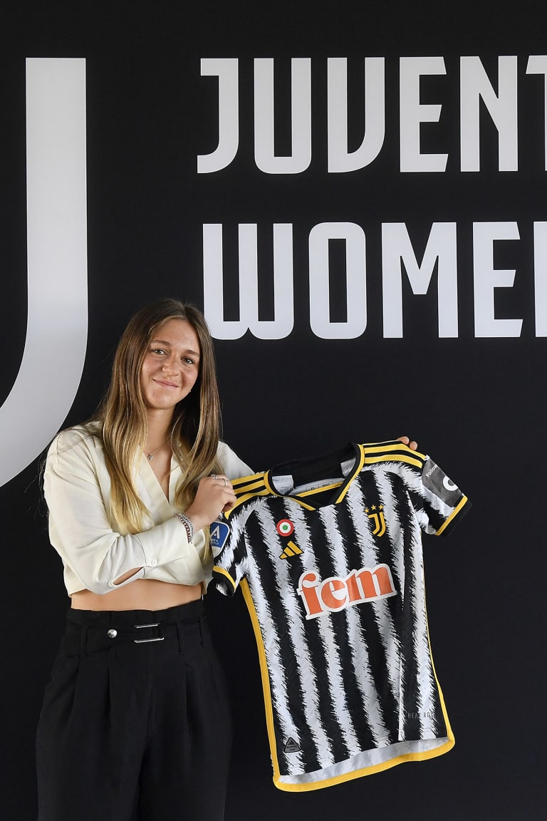 Giorgia Berveglieri signs her first professional contract! 