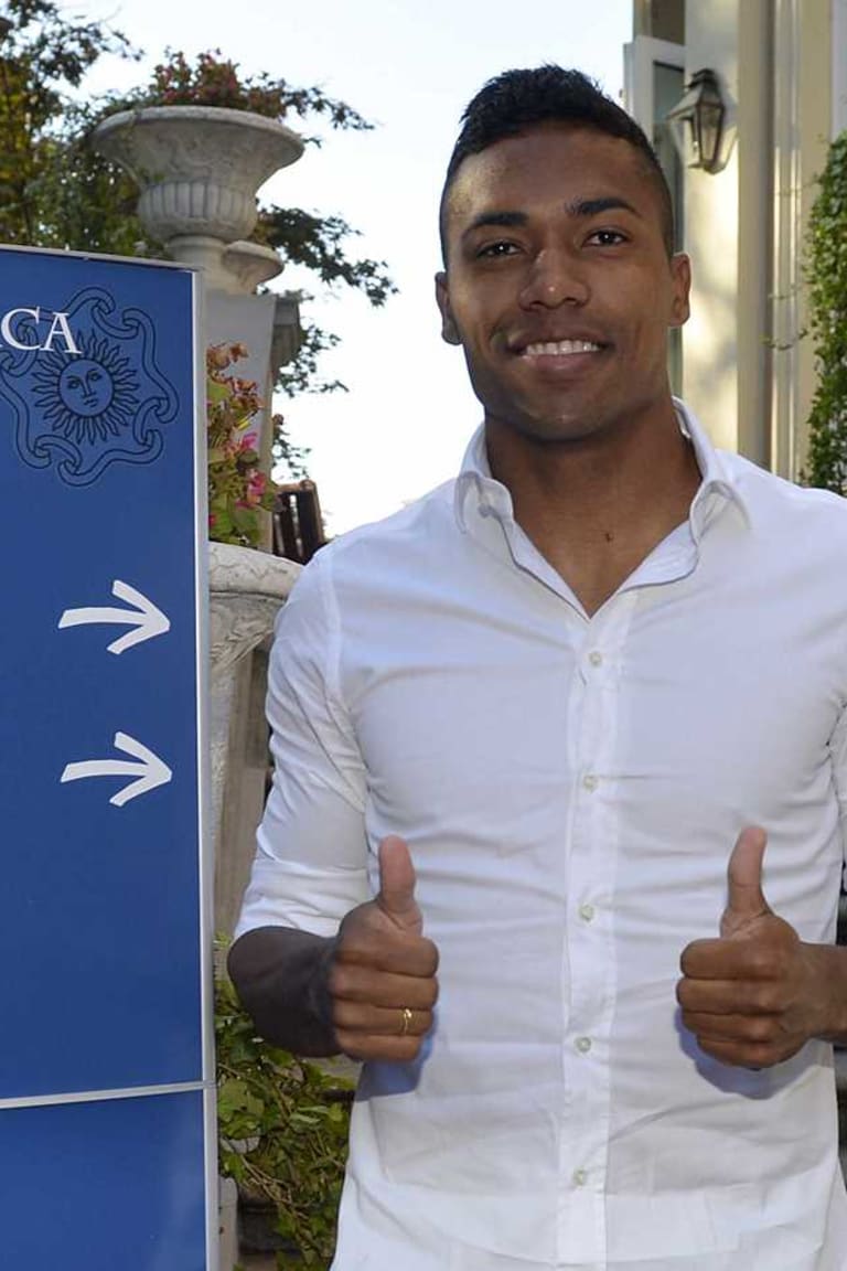 Alex Sandro completes medical