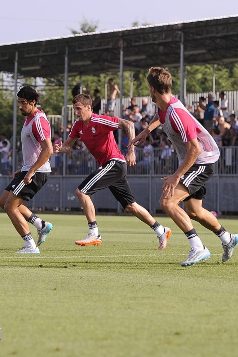 Fans flock to Vinovo for open training session