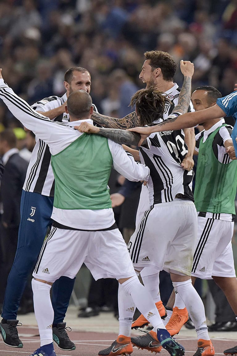 Scudetto reaction from the dressing room