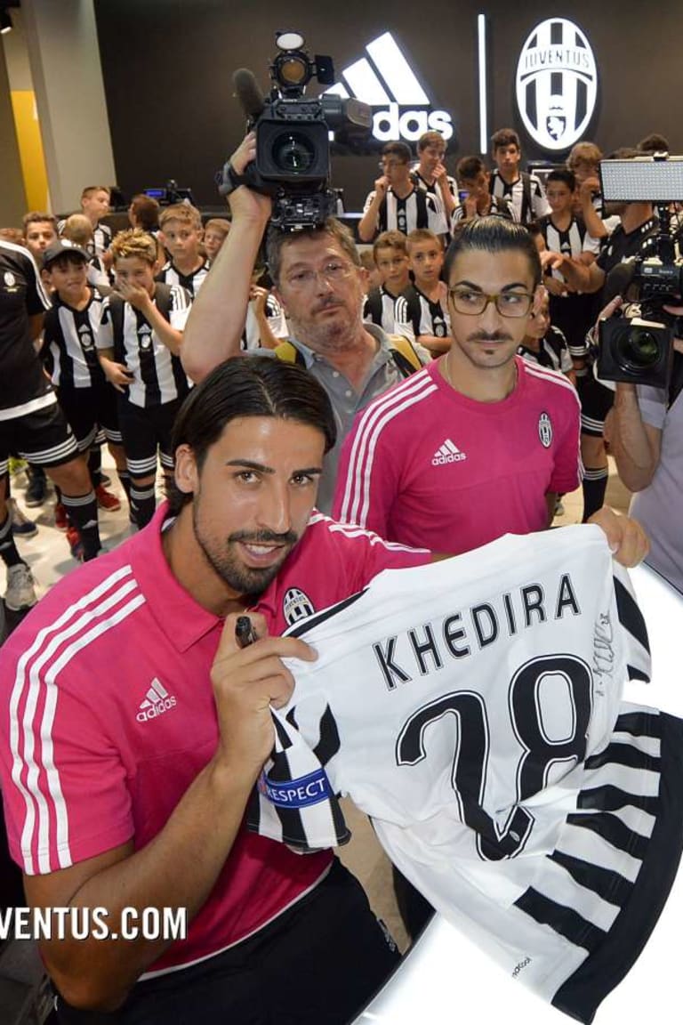 Sami stops by Juventus Megastore