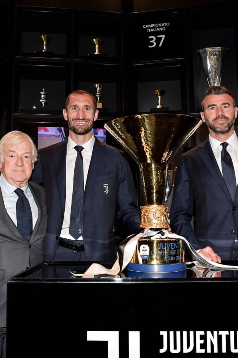 Chiellini e Barzagli consegnano la Coppa dello Scudetto