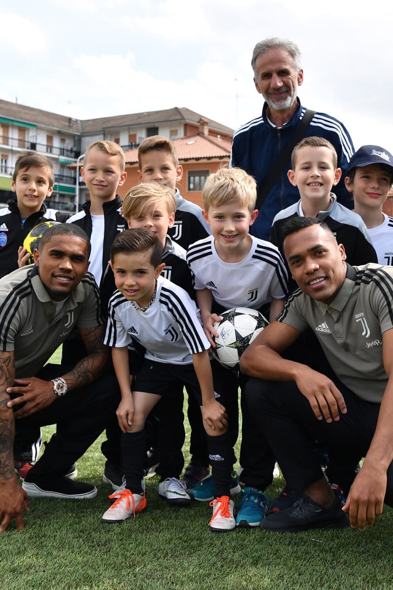 Alex Sandro and Douglas Costa host a surprise school visit thanks to Balocco!