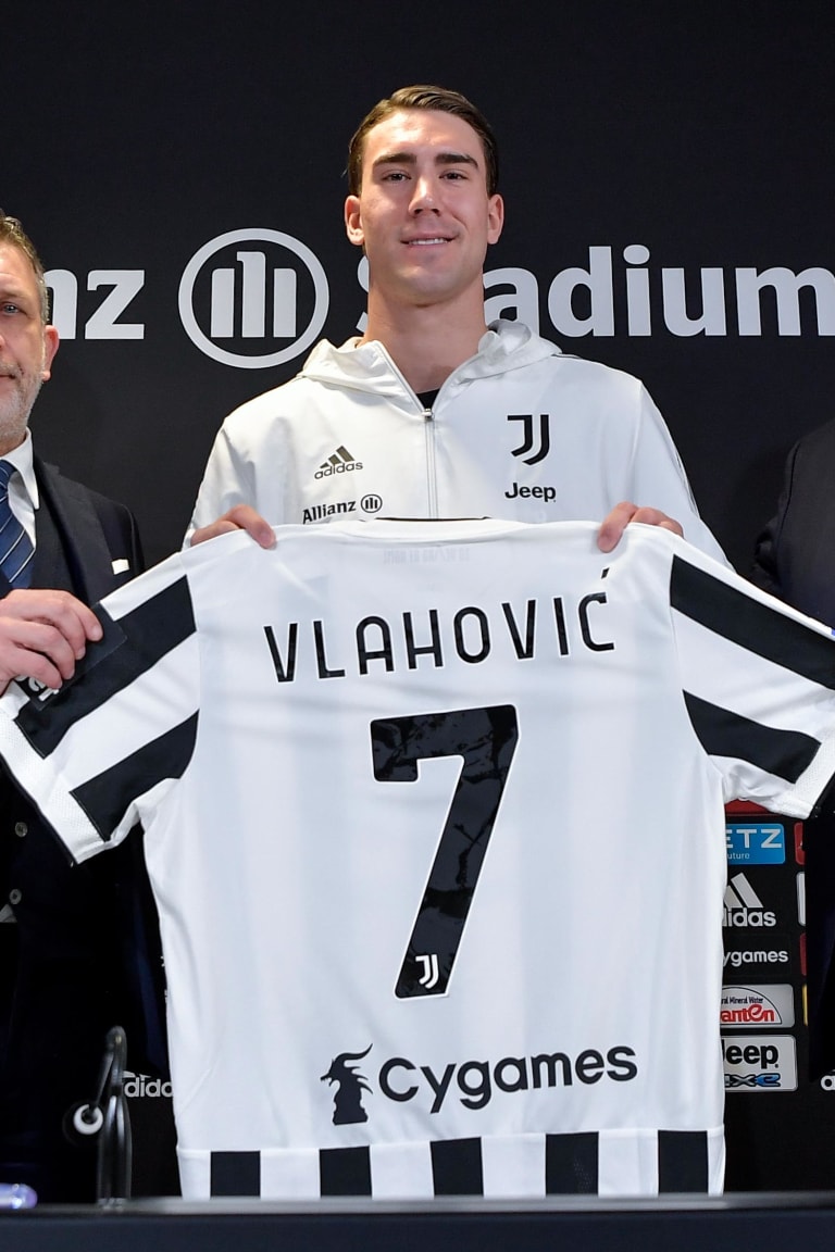 Vlahovic: «Orgoglioso ed emozionato di essere alla Juventus»