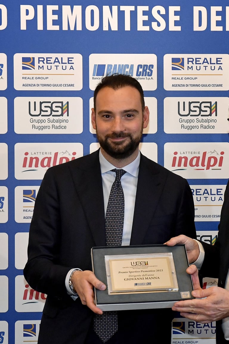 Giovanni Manna receives Manager of the Year award