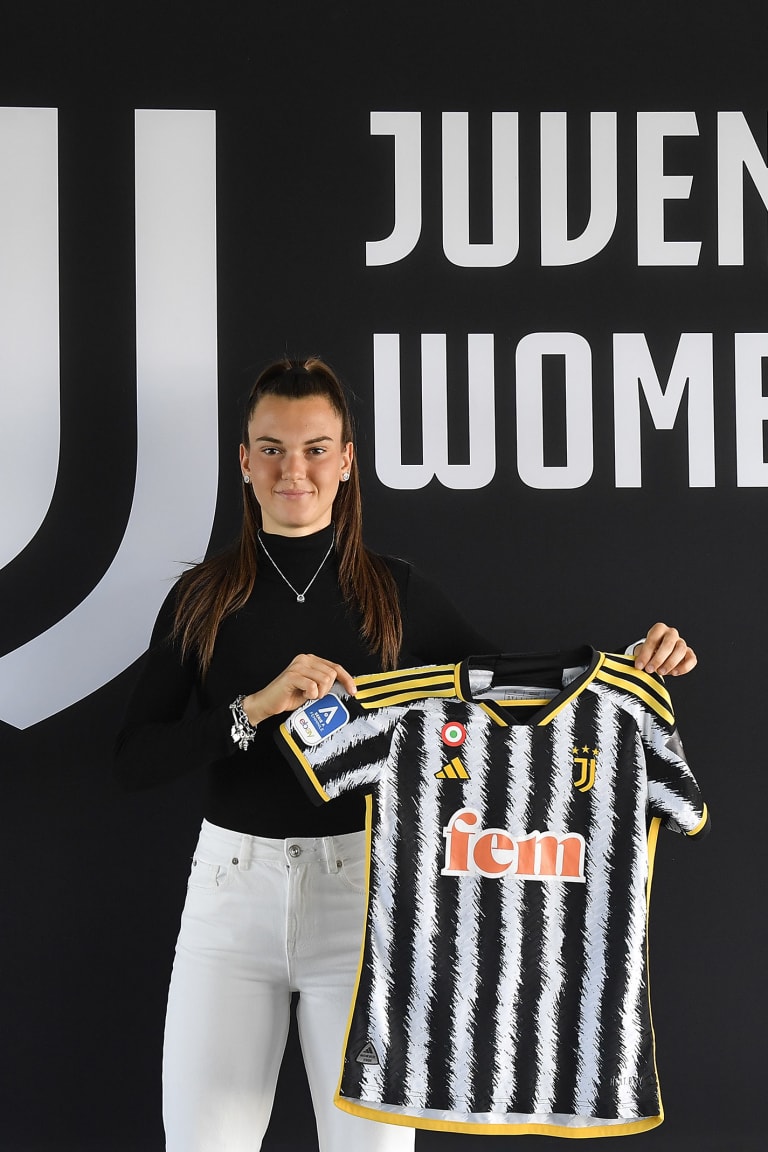 Giulia Bison signs her first professional contract