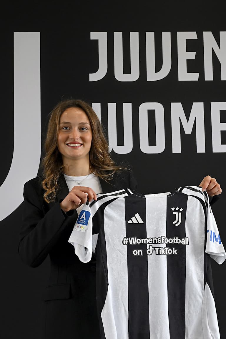 Martina Cocino signs her first professional contract!