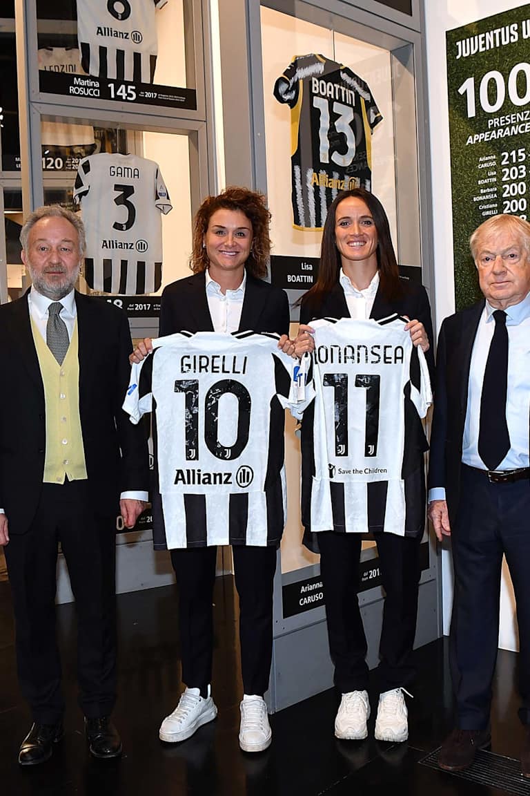 Bonansea and Girelli deliver their shirts to the Juventus Museum